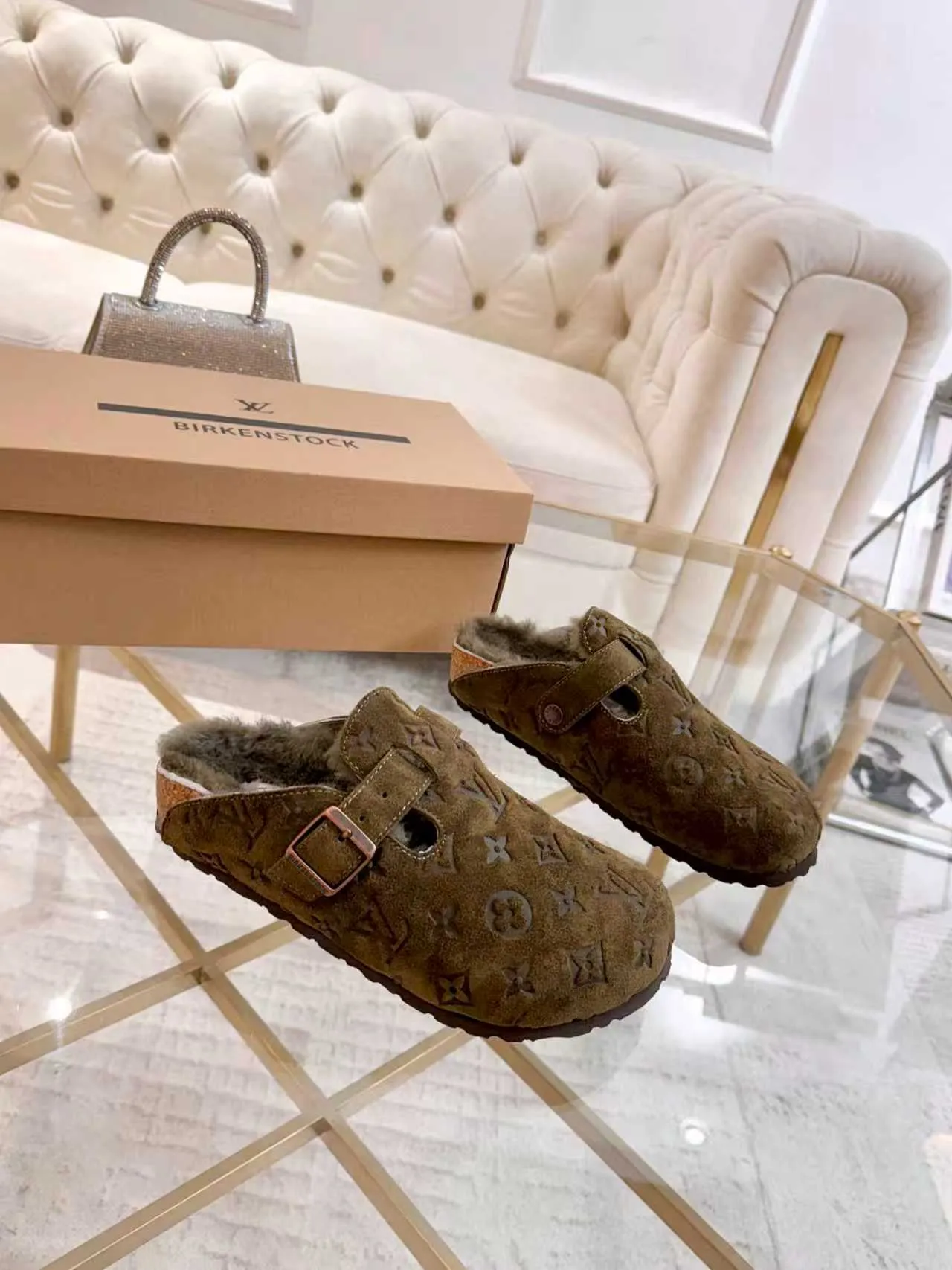 p600 ✨ LV wool slippers for couples｜Even the toes exude a sense of luxury ✨ We have achieved the ultimate restoration of the "high version" of this pair of LV classic Birkenstock slippers, with the mark of luxury in every detail. 👫 ▫️ Original jacquard with delicate cowhide leather, retro texture is at your fingertips; ▫️ 100% pure wool lining, wearing barefoot is like stepping on clouds, skin-friendly, breathable and not sweaty; ▫️ Three-dimensional toe cap + non-slip rubber sole, safe and secure when walking in the wind.  The belt buckle and presbyopia elements are embellished, revealing the aura of a big-name brand in a low-key manner. Whether it is on a date or out on the street, every step is like walking in the middle of a show.  Pair it with jeans for a lazy and casual look; with a coat and skirt, it will look elegant. With one pair of shoes, you can easily switch between multiple styles, and you never have to be deliberate about the sense of luxury.  #LVcouples #high-endwear #lightluxurylife #quality recommendation Fabric: classic presbyopia/imported sheepskin/classic jacquard fabric Lining: imported wool lining Sole: original rubber sole Size: Female 35-41 Male 38-46